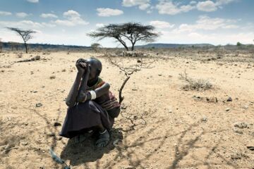 Kenia, Marsabit / Ein Viehhirte auf seinem ausgetrockneten Weideland.
