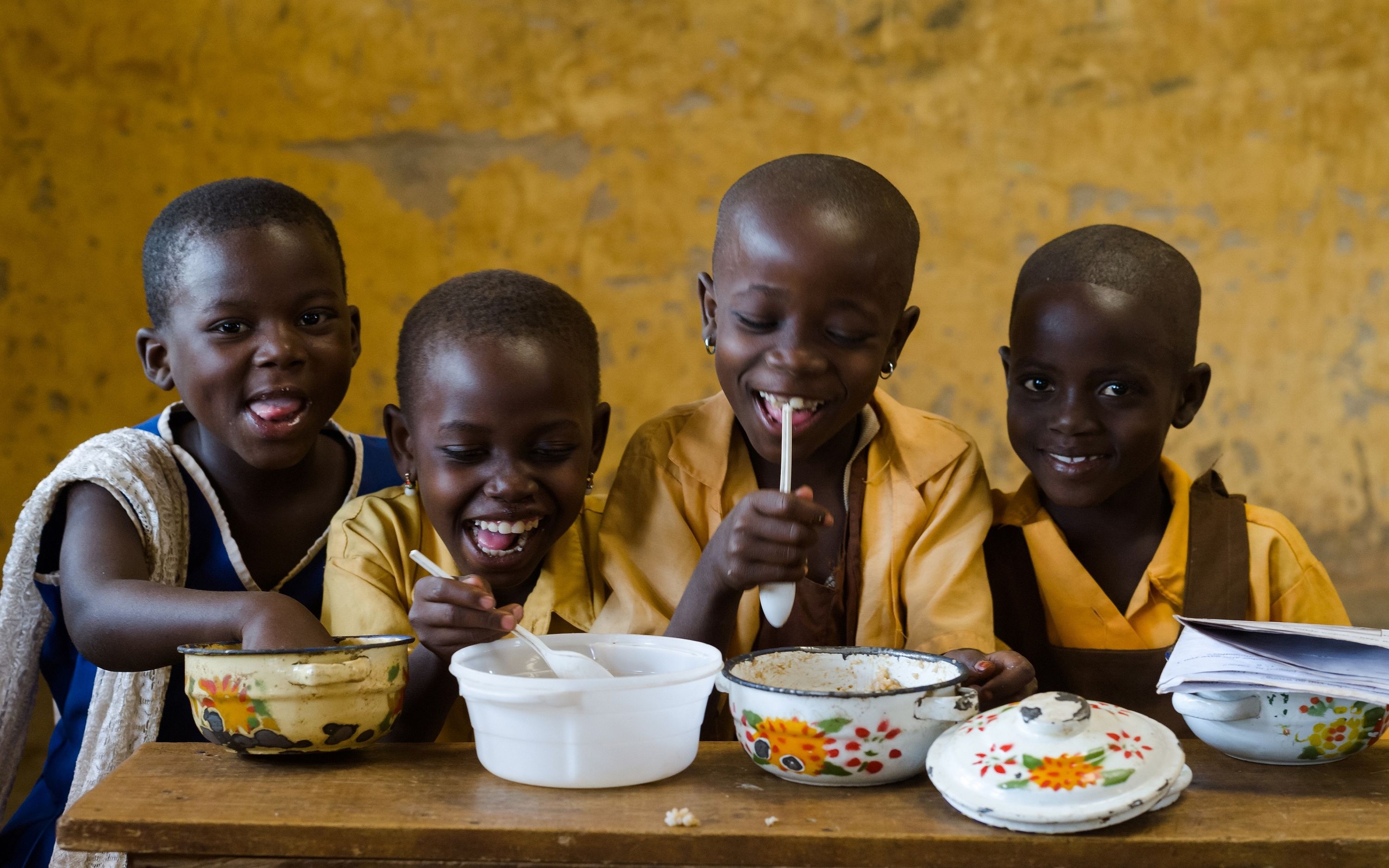 Bei sozialen Schocks und nach Katastrophen sind Schulmahlzeiten ein starker Anreiz für Familien, ihre Mädchen weiterhin zur Schule zu schicken. © WFP/Nyani Quarmyne